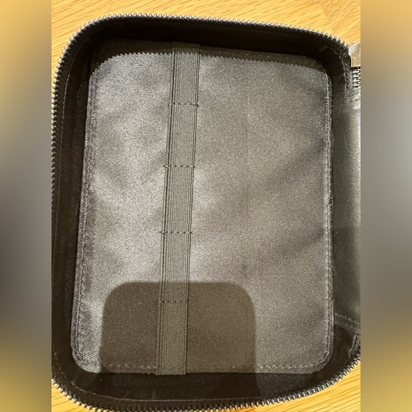 NWOT Aramco Formula 1 Aston Martin leather case, rare + magnetic card holder - Picture 5 of 10